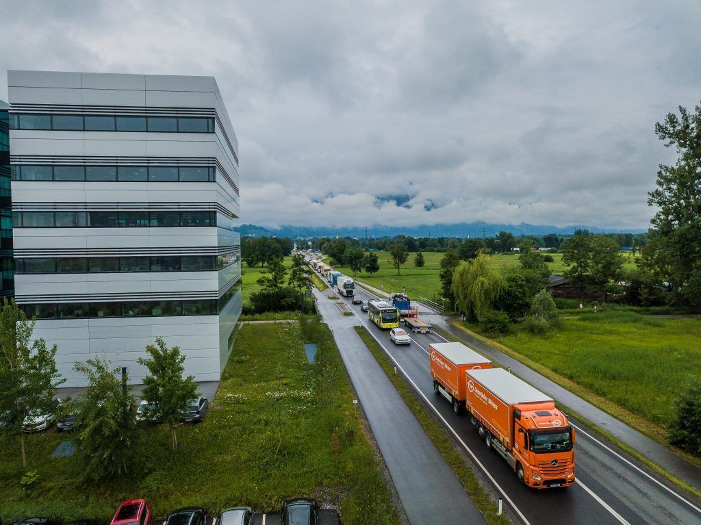 Nach dem Verkehrskollaps vom Mittwoch sucht das Land weitere Lösungen. »A8