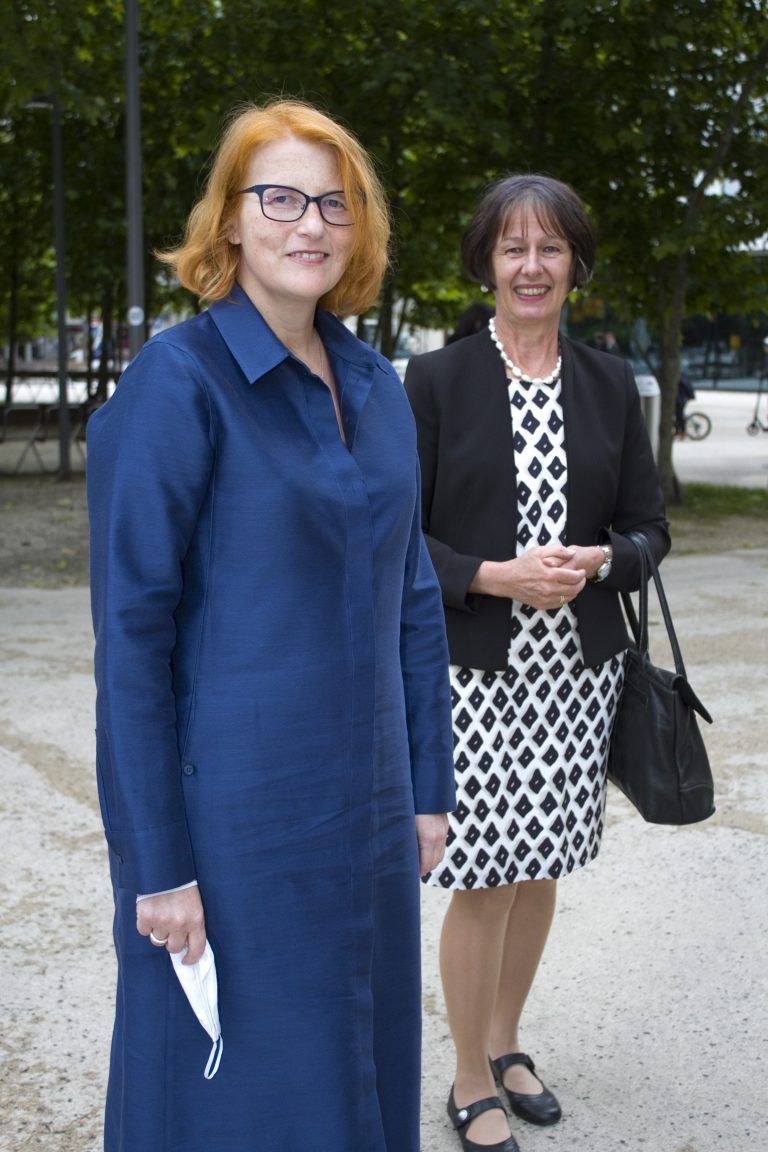 Intendantin Stephanie Gräve (l.) und Barbara Simma-Hörfarter waren begeistert.