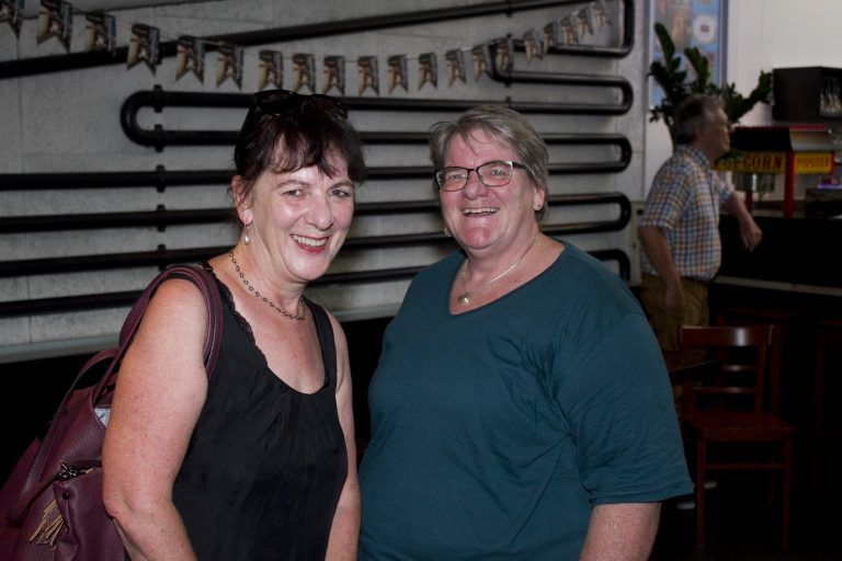 Marianne Bischof (l.) und Karin Handl in Festlaune.
