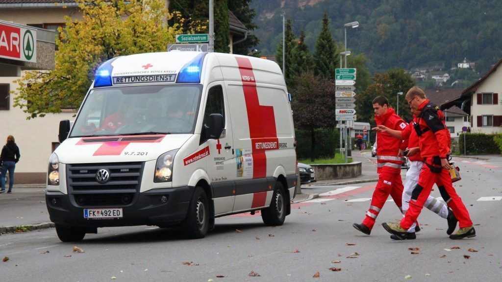 Kind stürzt in Feldkirch von Balkonbrüstung