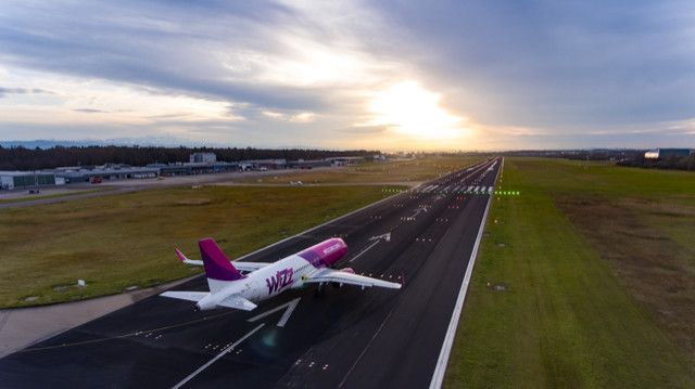 Am Freitag startete erstmals wieder eine Passagiermaschine im Linienverkehr zu einem planmäßigen Flug. Wizz Air hatte das Ziel Tuzla. FDH