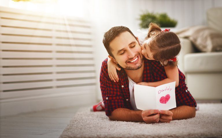 Auch Männer freuen sich über kleine Geschenke zum Vatertag.shutterstock