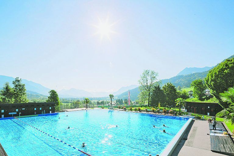 Das Schwimmbad Felsenau ist das älteste noch bestehende Schwimmbad Vorarlbergs. Erbaut und eröffnet 1903, hat das Bad bis heute nichts an Attraktivität verloren. Ausgezeichnet wird das Bad neben der Gebäudeinfrastruktur von der familiären Atmosphäre. Von der Ruheoase öffnet sich ein wunderschöner Blick auf den Walgau und die umliegenden Berge.www.freizeitbetriebe-feldkirch.at