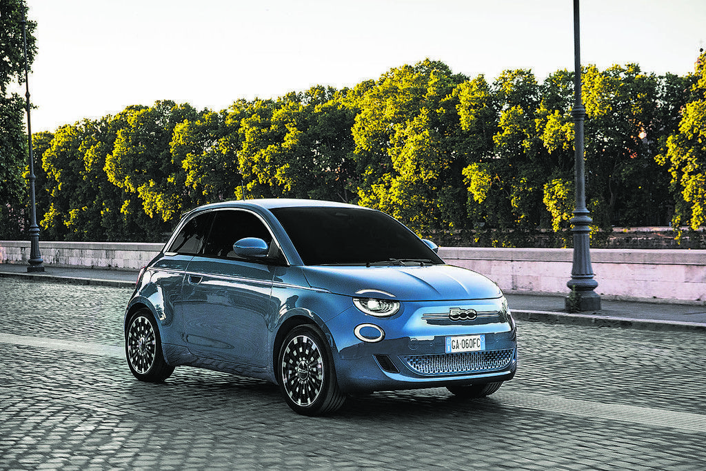 Autonews der Woche Elektro-Fiat jetzt auch mit Dach bestellbar / Opel bringt sein erstes Reisemobil auf den Markt / Toyota bringt dem Yaris das Sparen bei