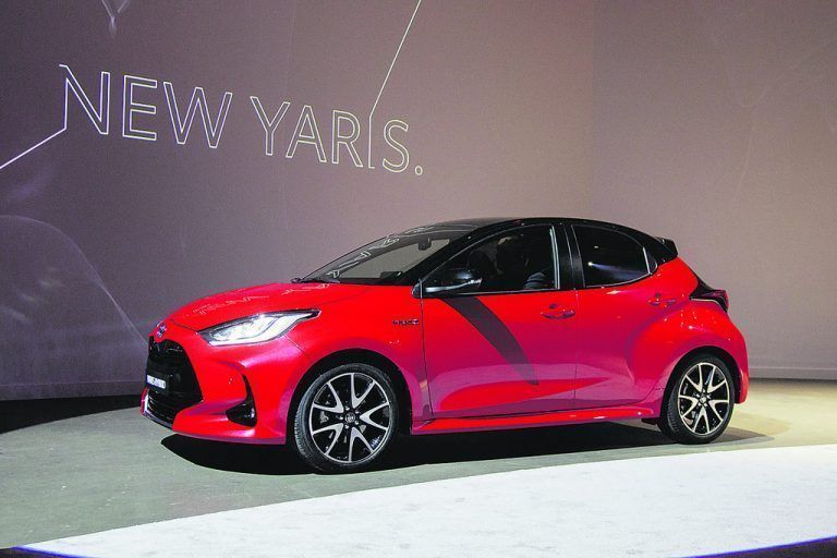 Der Mitte September debütierende neue Toyota Yaris kommt in der Hybridvariante auf eine Systemleistung von 115 PS. Der neu entwickelte 1,5-Liter-Dreizylinder leistet 90 PS, der E-Motor 79 PS. Den Durchschnittsverbrauch des Kleinwagens gibt Toyota mit 3,2 Litern (NEFZ) an. Der CO2-Ausstoß liegt bei 73 g/km. Der noch aktuelle Yaris Hybrid verbraucht bei einer Systemleistung von100 PS 3,7 bis 4,0 Liter und emittiert 84 bis 91 Gramm CO2.