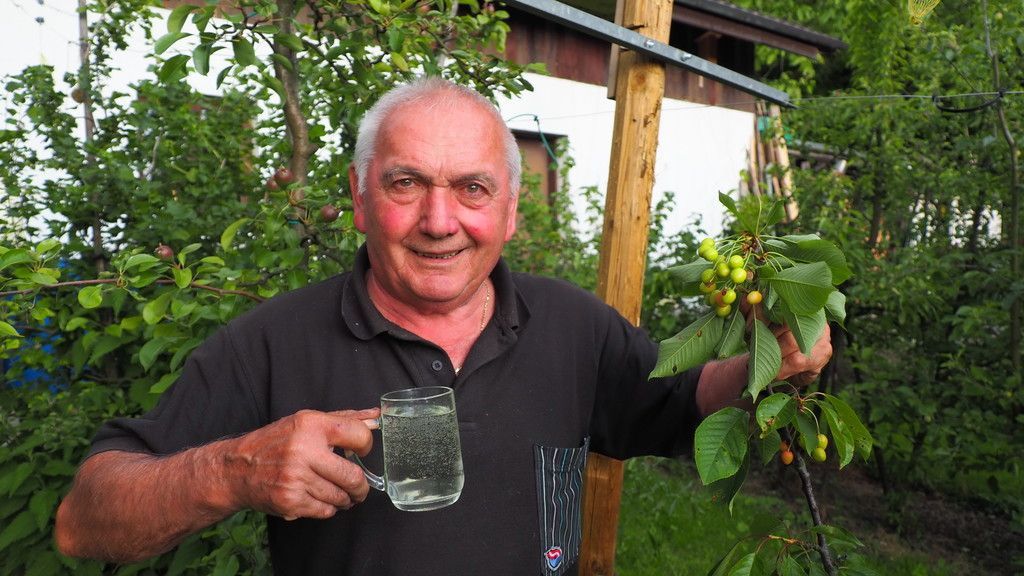 Flüssiges Obst fließt durch seine Adern