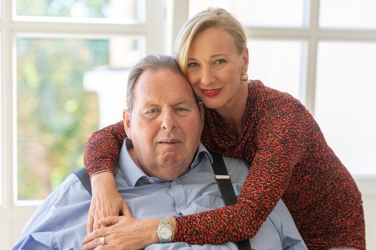Fischer mit seiner Frau Simone Brandlmeier. dpa