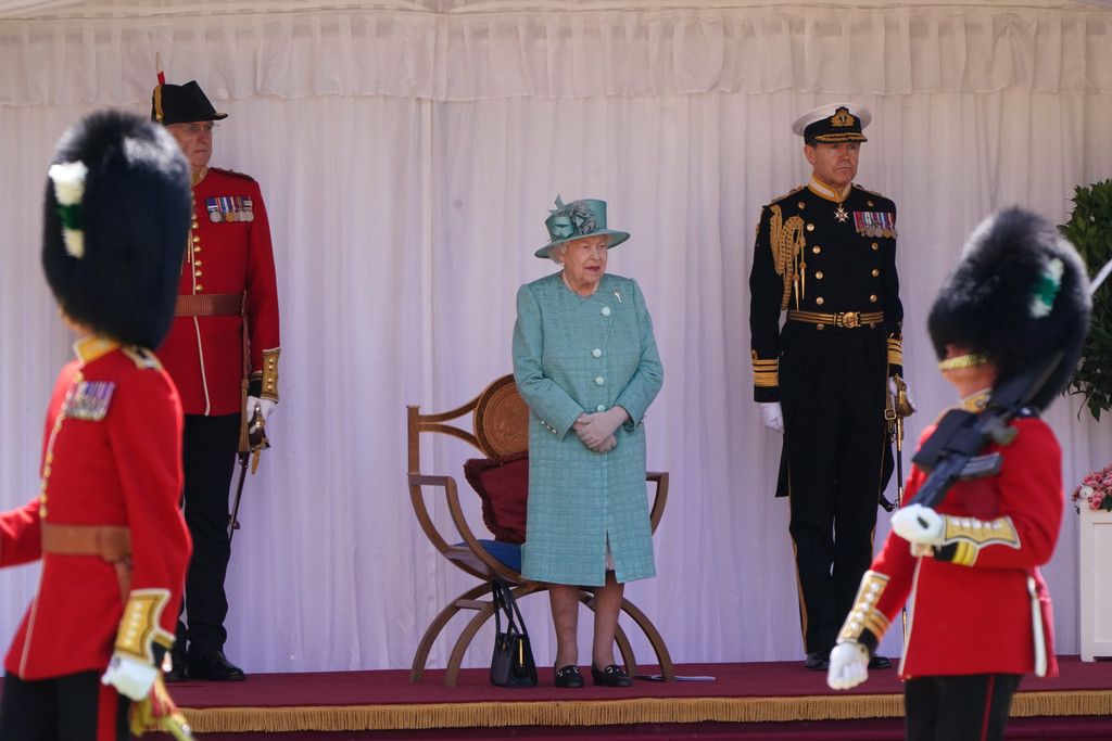 Offizieller Geburtstag der Queen mit kleinerer Militärparade