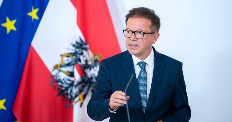 <span class="copyright">APA</span>