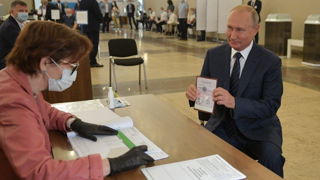 Russen billigen neue Verfassung und geben Putin mehr Macht