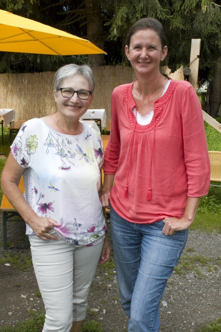 Marianne Palmetshofer (l.) und Michaela Ebner in Festlaune.