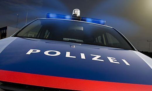 Pkw-Lenker fährt drei Fußgänger nieder und flüchtet