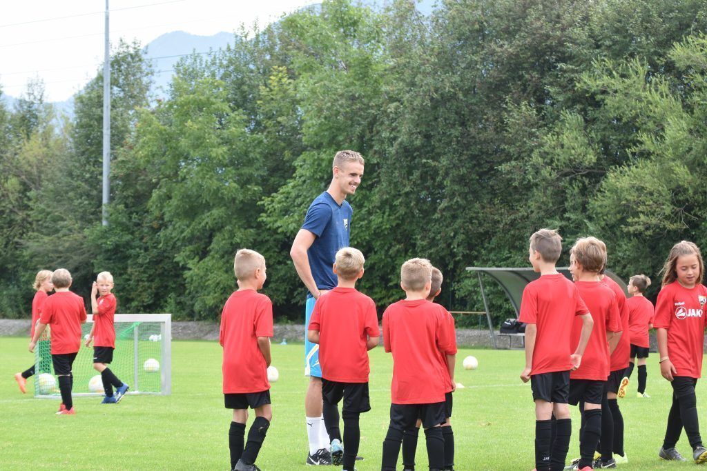 62 Kinder trainieren wie die Profis