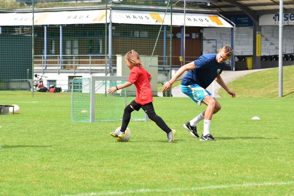 62 Kinder trainieren wie die Profis