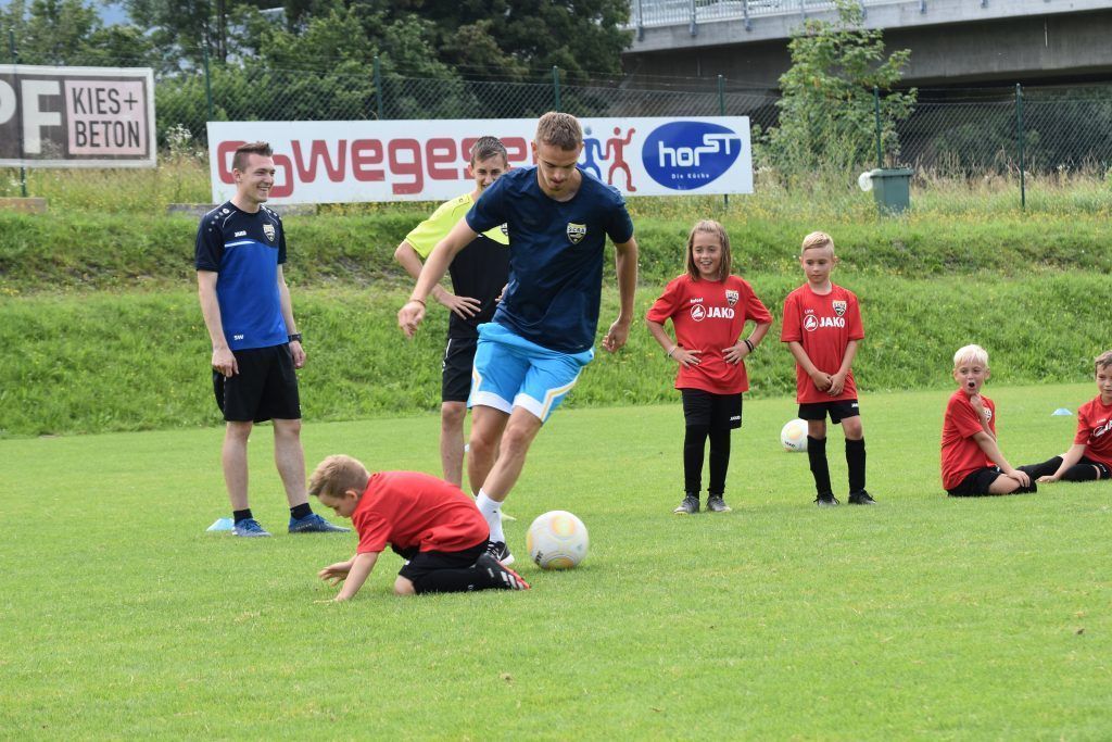 62 Kinder trainieren wie die Profis