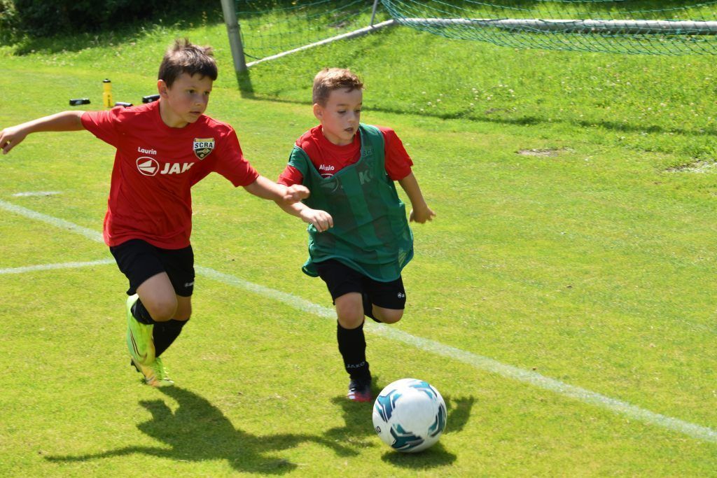 62 Kinder trainieren wie die Profis