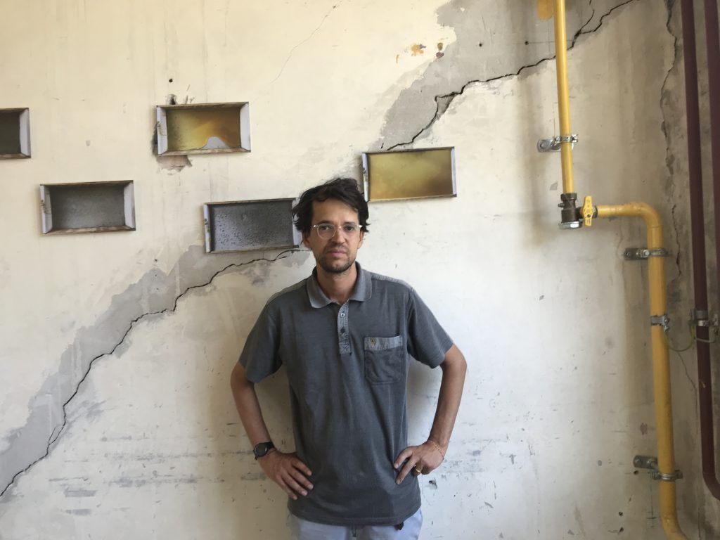 Staffelübergabe in alter Fabrik