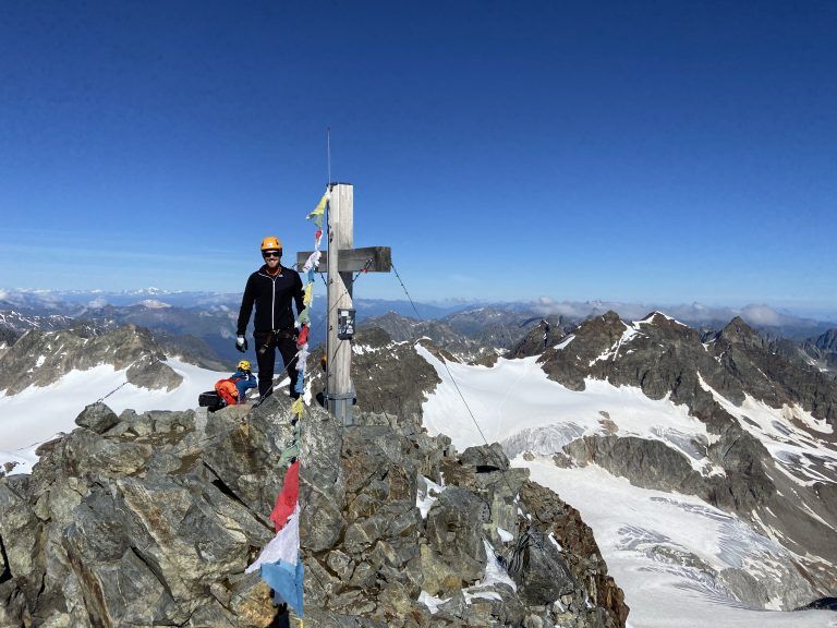 Patrick Bilgeri auf dem Gipfel des 3312 Meter hohen Piz Buin. Alex Klampfer