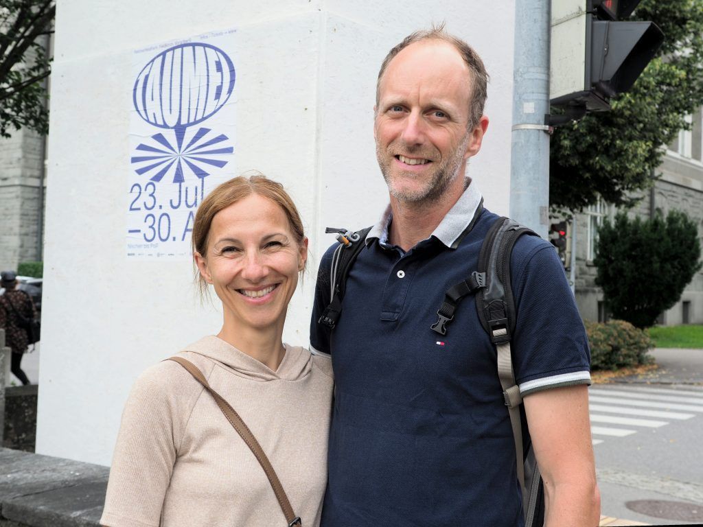 Begeisterte Poolbar-Partner