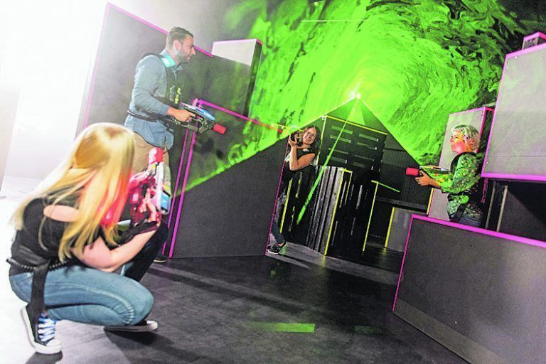 action und spass bei jedem wetter in der funworld hard
Actionreiche Unterhaltung für jedes Alter bietet die Funworld in Hard. Auf 2000 Quadratmetern befinden sich zehn moderne Bowlingbahnen, die schon ab 5 Jahren bespielt werden können, eine 400 Quadratmeter große Lasertag-Area, Rennsimulatoren für Motorsport-Fans, ein großzügiges Restaurant, Kinderspielecke, Billard, Darts, Arcade und vieles mehr. Die Funworld ist nicht nur bei schlechtem Wetter die perfekte Ferien-Destination.