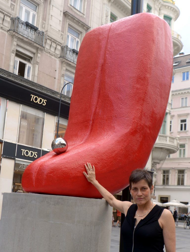 Alexandra Bircken mit ihrem Werk „Slip of the Tongue“.APA