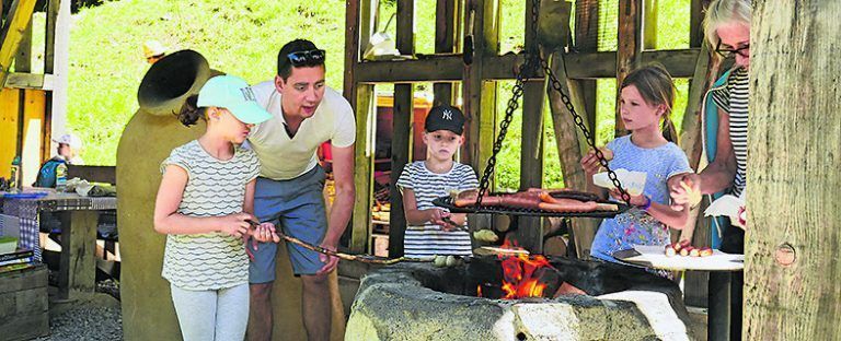 begegnungen mit der natur für Gross und klein in sonntag-stein
Der Themenweg „Klangraum Stein“ führt von der Bergstation in Richtung Steinbild zur Echowand bis hin zum überdachten Grillplatz, in dessen Zentrum ein Lehmofen steht für selbstgebackene Calzone. Ein zusätzliches Highlight ist der neue Abenteuer-Spielplatz direkt beim Grillplatz mit Wasserspielen und einer besonderen Höhle in einem alten Kalkofen. Neben diesem Themenweg ist die Bergstation Ausgangspunkt für viele attraktive Wanderungen.