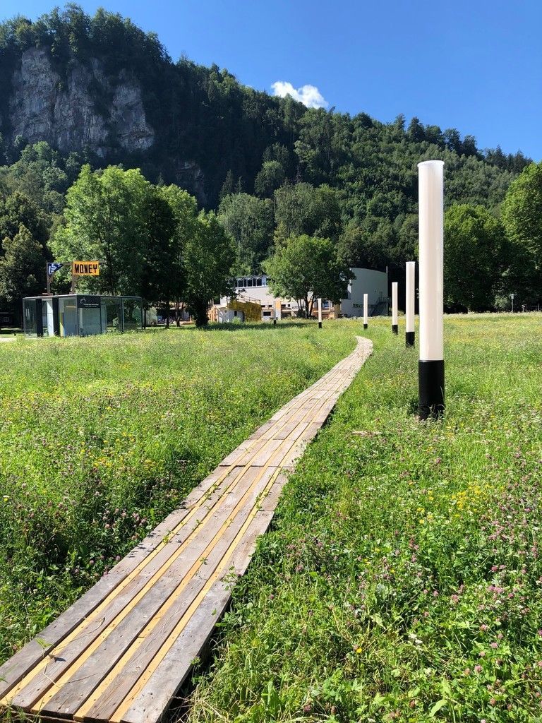 Beleuchteter Weg zum Alten Hallenbad.