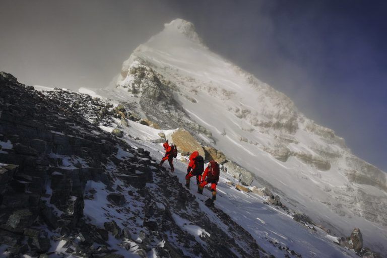 Satellitendaten zufolge verschob das schwere Erdbeben in Nepal von 2015 mit mehr als 9000 Toten den Everest leicht, sodass der Berg etwas geschrumpft sein könnte. ap