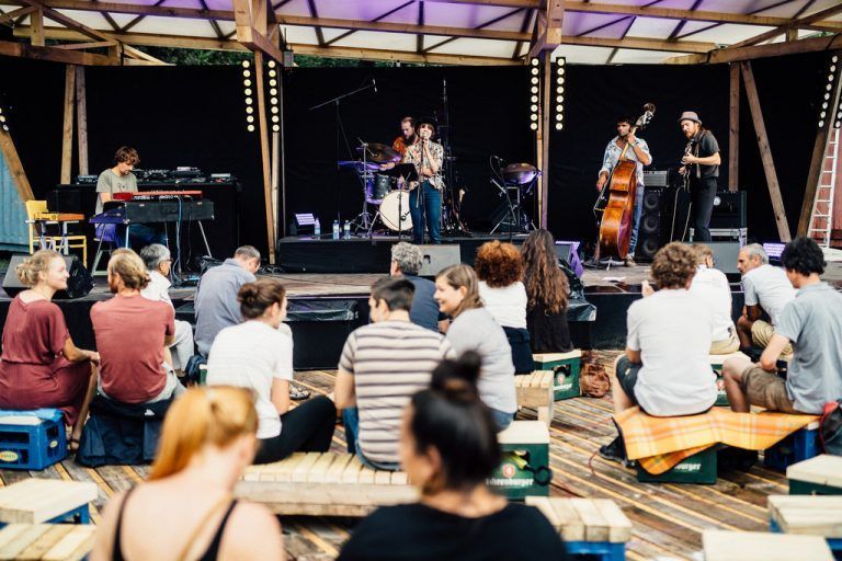 Das Vorarlberger Quintett Nu Jargon eröffnete das Poolbar-Festival und kredenzte Eigenkompositionen von Jazz bis Latin. VN/Sams