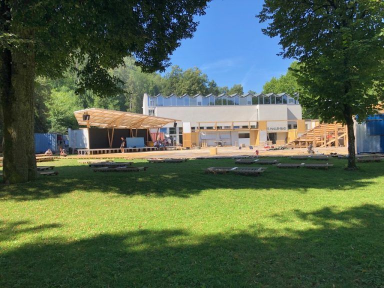 Der Außenbereich vor dem Alten Hallenbad nimmt Gestalt an. Coronabedingt werden heuer alle Veranstaltungen ins Freie verlegt. VN/Walser