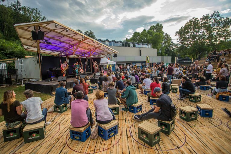 Der Festivalsommer ist im idyllisch gelegenen Reichenfeld angekommen. Die Indiepop-Band Buntspecht spielte am Freitag auf der Open-Air-Bühne auf.