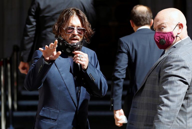 Der Schauspieler Johnny Depp (l.) vor dem Londoner Gerichtsgebäude. Reuters