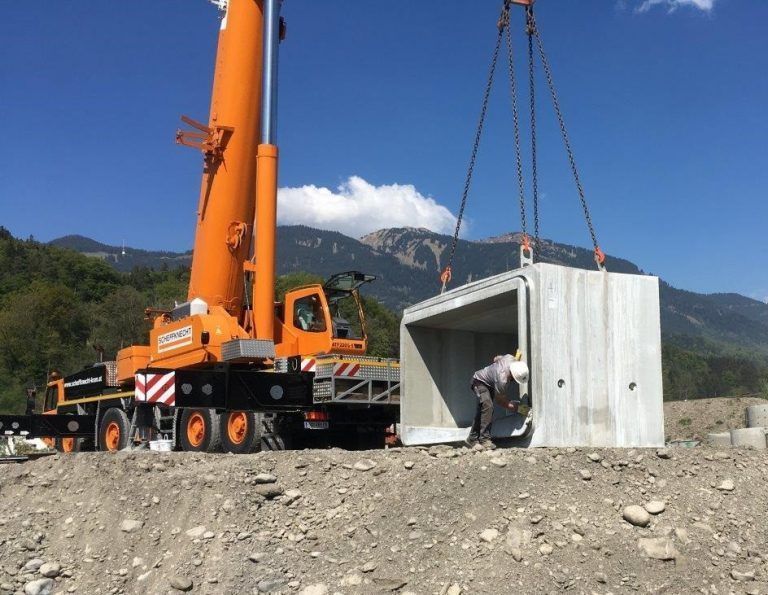 Die größten in Vorarlberg je eingesetzten Fertigelemente für den Wasserbau stellten auch an die Logistik hohe Anforderungen. FA