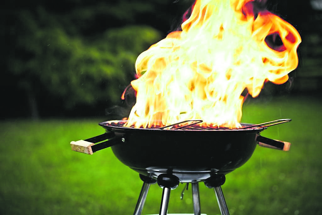 Fettbrand beim Grillen bekämpfen