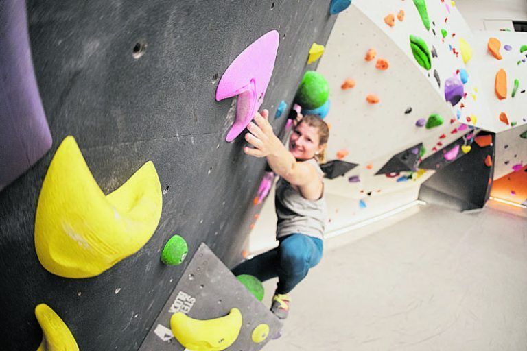 Hoch hinaus geht es in den Steinblock Boulderhallen
Bouldern, das Klettern in Absprunghöhe ohne Seil über dicken Matten, hat sich zum beliebten Breitensport für Jung und Alt entwickelt. In der Steinblock Boulderhalle in Rankweil hat das Bouldern bereits Tradition – bald ist es auch in Dornbirn soweit. Im ehemaligen Hochregallager der Hämmerle-Textilwerke entsteht auf über 900 m2 eine Halle, in der Boulderfreunde sich ausleben können. Noch diesen Sommer soll die Steinblock-Halle fertig werden.