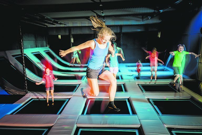 Hüpfen vor freude im trampolinpark in rorschach
Auspowern bis zum Umfallen! Egal ob jung oder alt, im Trampolinpark Rorschach kommt jeder ab sechs Jahren auf seine Kosten. 250 Quadratmeter Trampolinfelder mit Jump-Bag, 23 Einzelfeldern, Schräg-Trampoline und Tumbling-Lane warten auf hüpffreudige Besucher. Unerschrockene Gleichgewichtskünstler wagen sich in den Parkour-Bereich. Spaß pur für Klein und Groß bietet eine Fahrt mit den Bumber-Cars. Eine Reservierung wird empfohlen.