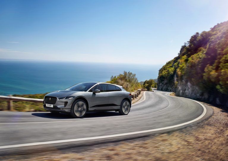 Jaguar I-Pace: die erste der vollelektrischen Großkatzen. Fürs Modelljahr 2021 ist der englische Stromer mit schnelleren Ladetalenten als bisher ausgerüstet.