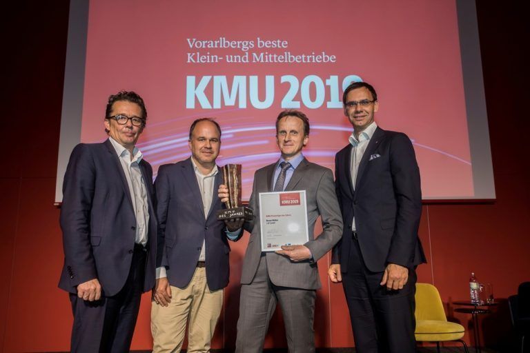 KMU-Unternehmer des Jahres 2019 Bruno Walter mit den Gratulanten.VN