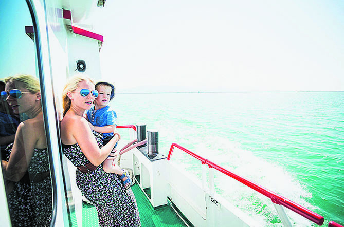 „Leinen los“ für eine Rundfahrt durch die Bregenzer bucht
Der perfekte Familienausflug für die Sommerferien: Eine Rundfahrt mit den Vorarlberg Lines in der Bregenzer Bucht präsentiert den See und das Ufer von ihrer schönsten Seite. Während der Fahrt gibt es vom Kapitän über Bordlautsprecher umfangreiche Informationen über die Bodensee-Uferlandschaft. Bis 6. September 2020 starten die Rundfahrten täglich. Alle Informationen zu den Terminen gibt es unter www.vorarlberg-lines.at.