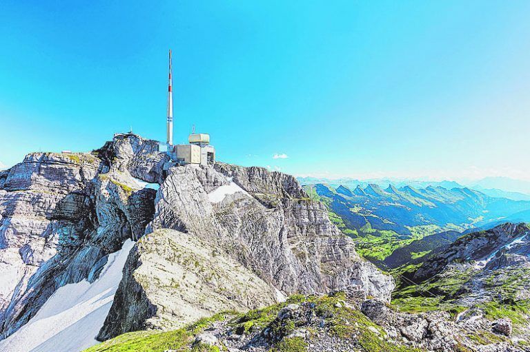 mit der säntis-Schwebebahn dem Alltag einfach entfliehen
Der Säntis mit seinen 2502 Metern bietet eine traumhafte Aussicht: Ungehindert schweift der Blick vom Gipfel aus über sechs Länder. Genauso grenzenlos sind die Möglichkeiten, die Säntis und Schwägalp bieten. Die neue Erlebniswelt „Säntis – die Eiswelt“ bringt den Besuchern die Faszination von Eis und Schnee näher. Auch die Kulinarik kommt mit dem neuen Restaurant auf dem Säntis oder im Hotel auf der Schwägalp nicht zu kurz.