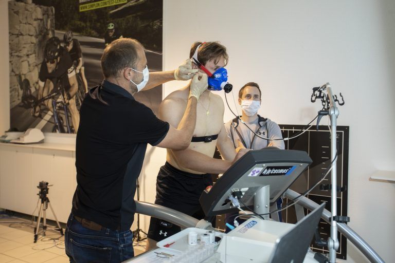 Im Training in Österreich wird nichts dem Zufall überlassen. Bei Leistungsdiagnostiker Günther Ernstwird Marco Rossi regelmäßig überprüft. <span class="copyright">PAULITSCH</span>
