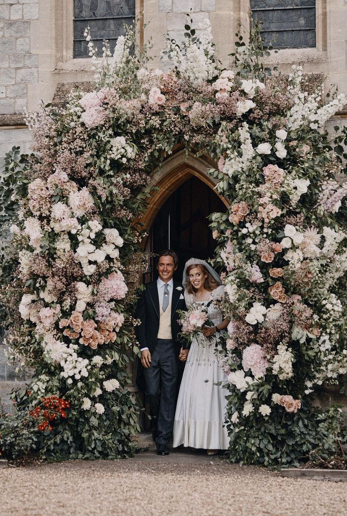 Prinzessin Beatrice und Edoardo Mapelli Mozzi vor der blumengeschmückten Royal Chapel of All Saints auf dem Gelände von Schloss Windsor. AP, AFP