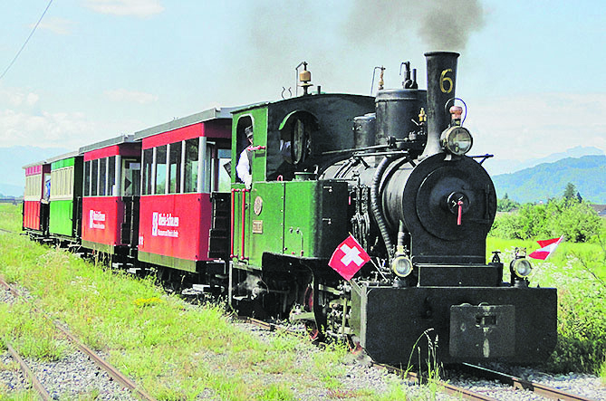 Rhein-schauen – freizeiterlebnis mit lebendiger tradition
In einer facettenreichen Ausstellung vermittelt der Verein Rhein-Schauen den Rhein und das Jahrhundertbauwerk „Internationale Rheinregulierung“. In drei Hallen werden Geschichte, Gegenwart und Zukunft präsentiert. Zu den Highlights gehört eine Fahrt mit der ehemaligen Dienstbahn, dem „Rheinbähnle“. Mit dem VN-Familienheft-Gutschein gibt es zwei Tickets für die Fahrt mit der historischen E-Lok oder der Dampflok zum Preis von einem.