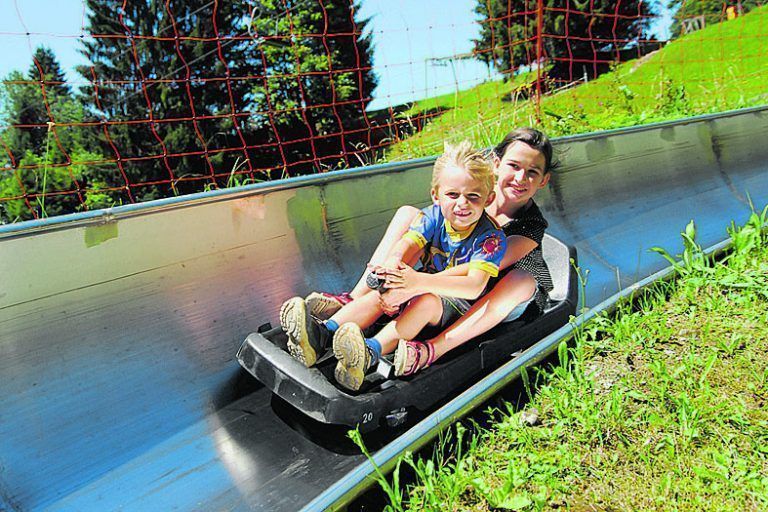 rodelspass und wanderfreuden in der genussregion laterns
In Laterns findet man direkt an der Talstation der Sesselbahn die einzige klassische Sommerrodelbahn Vorarlbergs mit rasanten Steilwandkurven und lustigen Jumps. Mit der Vierer-Sesselbahn geht es in die Laternser Bergwelt, zur Falba Stuba und dem wunderbar gelegenen Abenteuerspielplatz „Tipiberg“ in unmittelbarer Nähe des Bergrestaurants. Er steht ganz unter dem Motto „Cowboys und Indianer“. (Sesselbahn in Betrieb von Freitag bis Sonntag)