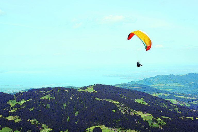 vielseitiger sommer auf der niedere in Andelsbuch
Ob weit über den Bodensee, die Allgäuer Alpen oder über die Schweizer Berge – was sich mit den Bergbahnen Andelsbuch auftut, ist ein Weitblick der besonderen Art. Flugbegeisterte finden auf der Niedere eines der besten Fluggebiete, bekannt für seinen konstanten Hangaufwind und die gutmütigen Thermikverhältnisse. Auch Wanderer finden hier ihr Glück – zum Beispiel auf dem besonders für Familien geeigneten Panoramarundweg.