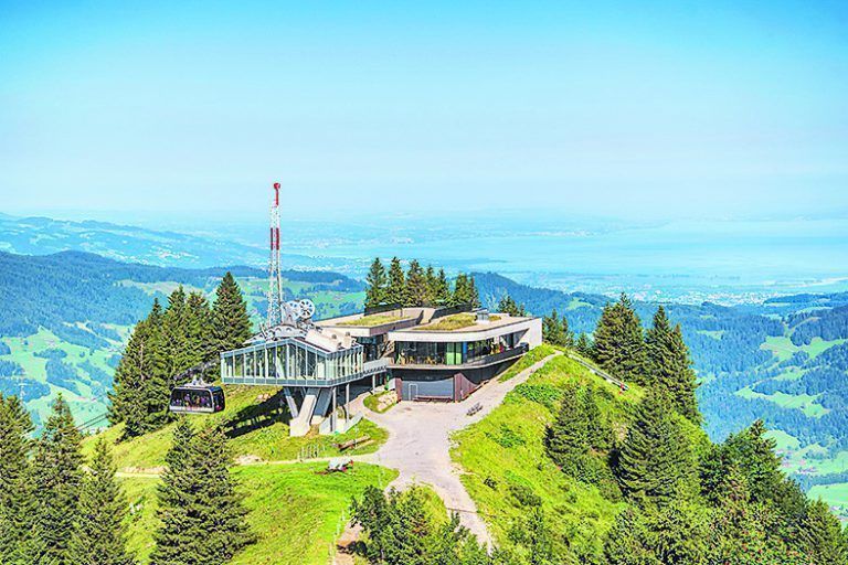 von bezau mit der panorama-pendelbahn hinaufgondeln
Über den sonnigen Bergrücken der Niedere schwebend, entführt die Bezauer Pendelbahn Familien, Ausflügler und Sportler auf 1650 Meter Höhe zu einem der schönsten Aussichtspunkte im Bregenzerwald. Ob Anfänger oder geübter Wanderer – jeder findet hier eine Route, die seinen Bedürfnissen entspricht. Am 7. August und am 4. September 2020 bietet die Seilbahn Bezau romantische Sonnenuntergangsfahrten an.