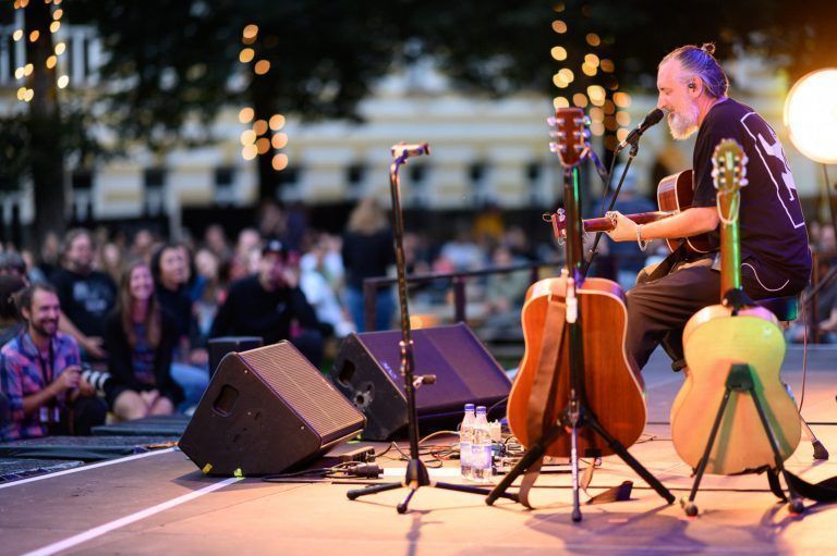 Diese Stimme umfasste auch ein weitläufiges Areal: Der britische Singer-Songwriter Fink beim Poolbar-Festival in Feldkirch. M. Rhomberg