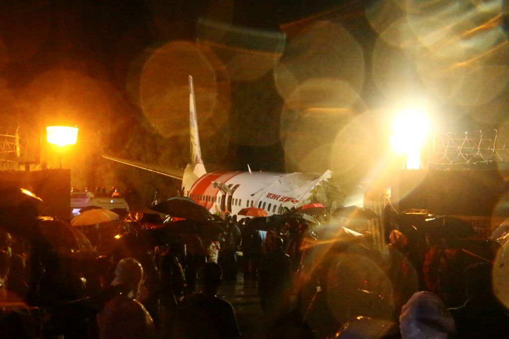 Flugzeug bei Landung in Indien verunglückt: Mehrere Tote