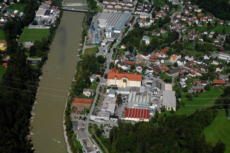 Seit vielen Jahren ist das Schindler-Areal nun Firmensitz der Head AG, aber auch vieler Klein- und Mittelständischer Unternehmen, die im ersten Wirtschaftspark Vorarlbergs eine Heimat gefunden haben.