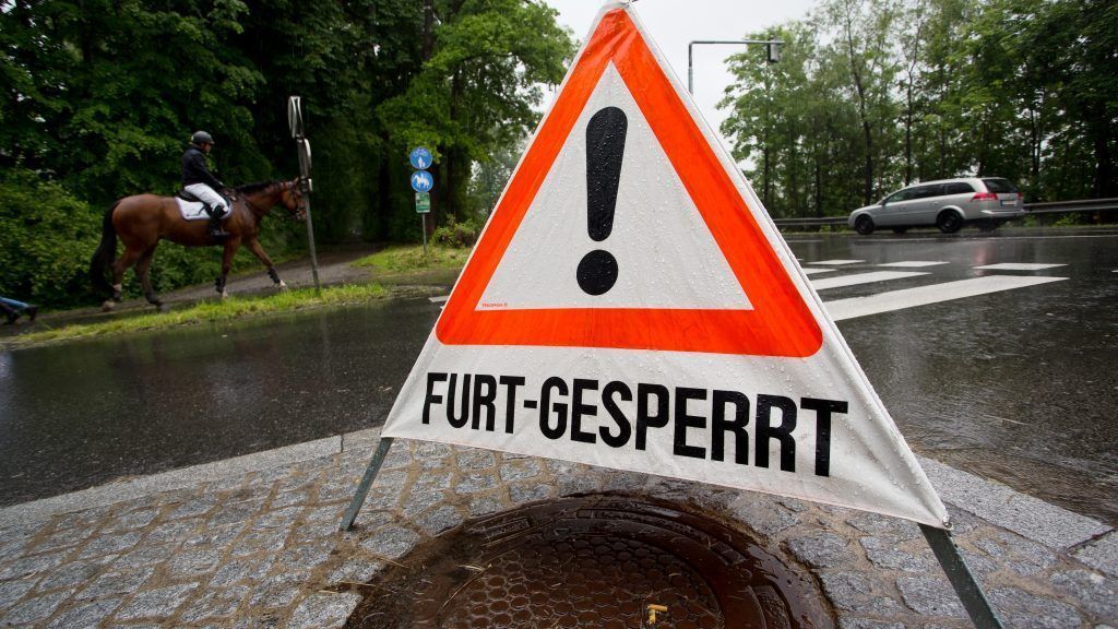 Regenfälle: Ausgepumpte Keller und gesperrte Straßen